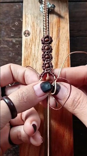How to make a wooden flower string bracelet #tutorials #crafts #diy