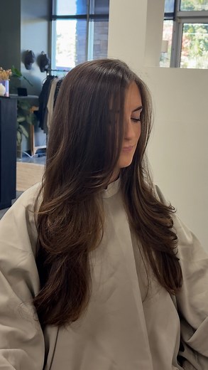 ALLISON ⋄ HAIRSTYLIST + EDUCATOR on Instagram: "bouncy layers with @fancyscissors feather razor 🪒 use code UDX for a discount this client is usually pretty nervous to do anything different with her hair so this was a big change for her were obsessed with this layered cut on her 🤍 styled with @aretepro full focus and texture spray let me know what you think in the comments & follow for more hair content #btcpostme #featherrazor #razorcut #bouncylayers #layeredhaircut #fancyscissor