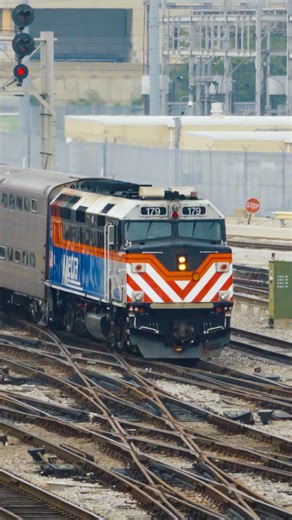 Metra F40PH-2 No. 179 leads a train out of Chicago Union Station on a hazy summer evening! I love the classic look of the F40 series of locomotives, and they pair especially well with the sleek Metra passenger car fleet. What's your favorite Metra livery? | Trainiac Productions