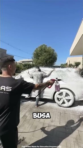 Pria Ini Nekat Nempel di Mobil Saat Dicuci, Hasil Cetakannya Bikin Kaget!