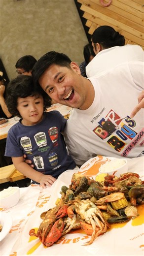 How to eat at @the_orange_bucket ! Featuring its eastwood branch and the gohings with our balikbayan @hannahgohing ! Follow my tips para todo enjoy! Taken with @rokidphilippines and @canonphils EOS R. | Rocco Nacino