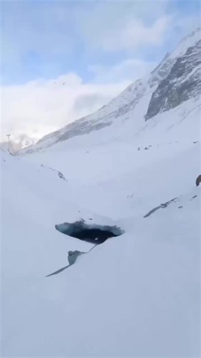 Hit the slopes and embrace the winter magic in stunning Switzerland! ❄️🏂 Snowboarding adventures in snowy paradise 🇨🇭✨ #WinterVibes #snowboarding #Switzerland #WinterWonderland