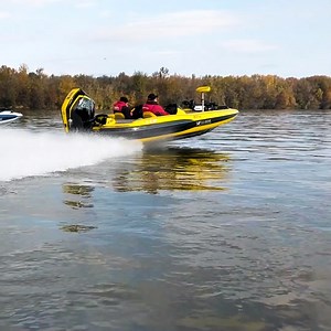 Engineered to shatter expectations. The 250R features Advanced Range Optimization that precisely adjusts the fuel mixture to reach top-tier efficiency, no matter the speed. For more information on the 250R visit: https://bit.ly/2OqSwJM | Mercury Racing