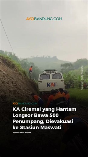 KA Ciremai relasi Semarang Tawang–Bandung yang menghantam material longsor di wilayah Maswati–Sasaksaat, Rabu 1 April 2026, dilaporkan membawa sekitar 500 penumpang. Kapolsek Cikalongwetan AKP Deden Indrajaya mengatakan, seluruh penumpang berhasil dievakuasi dengan aman ke Stasiun Maswati dan akan diberangkatkan menggunakan bus. Selengkapnya di Ayobandung.com (link di bio) Reporter: Restu Nugraha