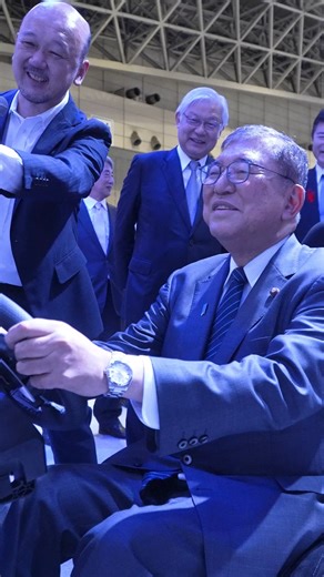 首相官邸 | CEATEC 2025で、最先端のデジタル技術やAI技術によってもたらされる遠隔医療などの新たなサービスを視察しました。最先端技術の利活用が、社会や暮らしを豊かにするとともに、地方創生に大きく貢献することを改めて認識しました。 | Instagram