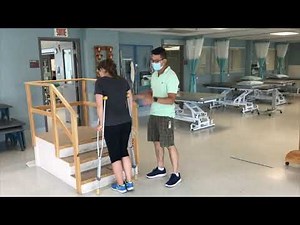 Monter et descendre des escaliers sans garde corps avec des béquilles