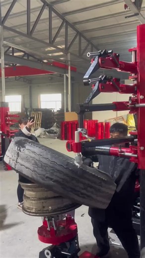 ▶️ Opening: A muscular man trembling while removing a tire close-up of sweat drops (timer shows 5:33). Cut to a 45kg woman single-handedly operating a hydraulic arm to remove a giant mining truck tire, with the stopwatch freezing at 00:58 (counter-intuitive contrast). Emphasize