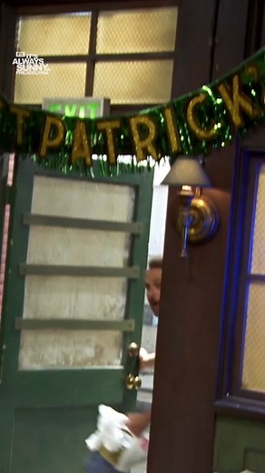 PSA: Don't drink anything green at Paddy's Pub... #StPatricksDay #AlwaysSunny #IASIP #StPaddys #CharlieDay #RobMcElhenney