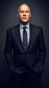 In Birdman, one of the most famous scenes shows Michael Keaton’s character walking through Times Square in just his underwear, raw, wild, and unforgettable. But here’s the cool part: they didn’t shut down Times Square. That would cost a fortune. So director Alejandro Iñárritu got creative. Instead of clearing the area, he used real crowds. The crew placed a few actors and extras in the crowd to guide Keaton’s path and keep the scene flowing naturally. Worried people might notice the camera? Iñár