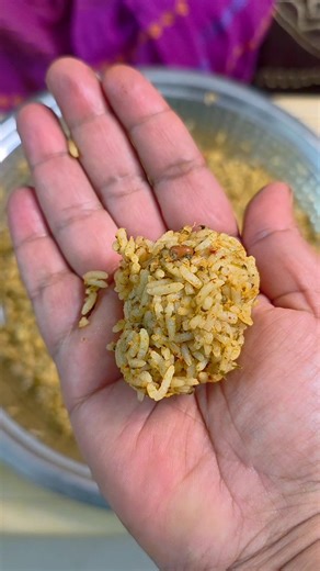 Vidya Jayaram on Instagram: "Andhra special gongura pulihora To make powder 1 spn channa Dal 1 spn urad Dal 1/2tsp jeera Little Methi seeds 4 bydagi chilli 1 guntur chilli 1spn coriander seeds Roast all the ingredients and grind it In a pan add 1 spn oil and add 3cups gongura leaves fry the leaves for 4to 5mins on low to medium flame add Little tamarind and grind the leaves Ia apan add oil,mustard seeds,channa Dal,groundnuts,hing,green chillies,red chillies,kashmir red chilli powder and ground g