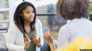 Throw shade 「扔出一片陰影」 的實際含義