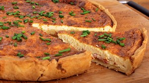 1.3K reactions · 267 shares | Quiche Lorraine HIER ZUM REZEPT -> https://youtu.be/megSMrOhBqM | BakeClub | Facebook