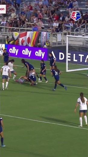 Sheridan saves it, the last line clears it. What a defense 🔥 #nwsl #football #soccer