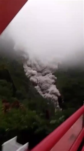 Indonesia’s Mount Semeru volcano erupted Wednesday, sending ash more than 6,500 feet into the air, according to data from the country’s Center for Volcanology. 😱 | New York Post