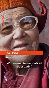 In der Region Zanskar im Himalaya leben zwölf buddhistische Nonnen in einem Kloster auf 3.700 Metern Höhe ⛰️. Fünf Monate pro Jahr sind sie abgeschnitten von der Außenwelt. Carolin Riegel begleitetet sie in ihrem Alltag und auf der Suche nach Nachwuchs für ihre Gemeinschaft in "Zanskar - Die Versprechen des Winters": https://so.arte/zanskar | Arte