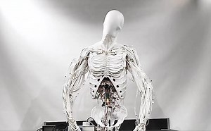 Polski humanoid robi furorę na świecie. Jest wyjątkowo sprawny i upiorny