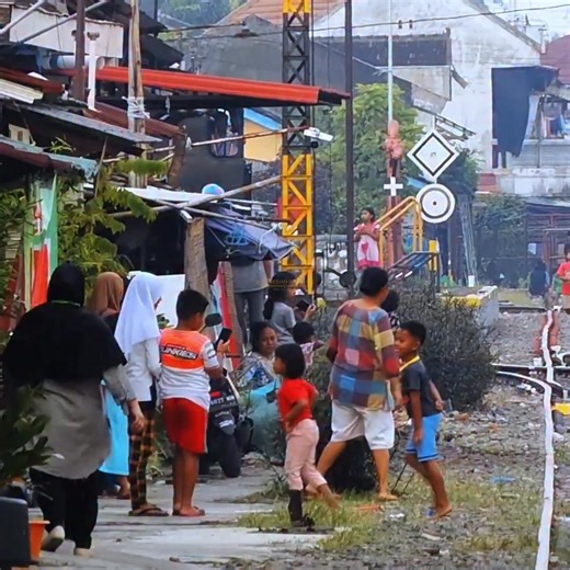 Salah satu atraksi unik di Kota Solo, kereta api uap kuno blusukan di tengah perkotaan. #keretaapi #keretaapikita #keretaapiindonesia #indonesianrailways #jaladara #nusantarailways | Dhannie Setiawan