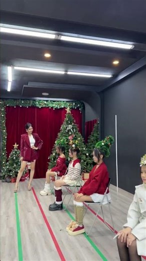 BYB kid models pose with Christmas trees on their heads and chairs.#bybacademy #5g