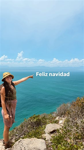 Yvonne ⋒ Nómada ⋒ Salud on Instagram: "Espero que abrais los regalos justos y necesarios. Eso que llevabas tiempo deeando y por fin tienes. Eso que vas a usar mucho. De esa tienda pequeña que se preocupa de sus trabajadores. Feliz solsticio. Feliz reunión familiar. Feliz comida. Acabemos con este robo (uno más) que el capitalismo ha hecho ha una celebración. Acabemos con consumir y regalar basura porque el calendario. Se que hoy quires ver cosas felices y no sentirte mal, lo siento jajaja Gracia