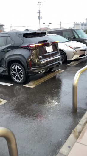 雨の日のヤリスクロス: 撥水効果で気分アップ