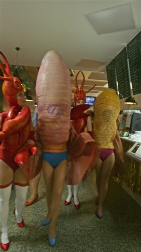 Wenn Pappacoda zum Kochlöffel greift, zittern selbst die Frutti di Mare! 🦞🐟 Nach der heutigen Generalprobe steigt die Vorfreude auf die Premiere am Samstag! 🤩 Mit der Operette »Eine Nacht in Venedig« feiern wir den 200. Geburtstag von Johann Strauß – nicht verpassen! »Eine Nacht in Venedig« 👉 Premiere am 25. Oktober 2025 Musikalische Leitung: Alexander Joel Regie: Nina Spijkers Bühnenbild: Studio Dennis Vanderbroeck Kostüme: Jorine van Beek Choreografie: Florian Hurler Licht: Tim van't Hof C