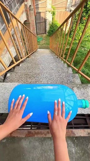 #bottleonstair #glassbottle #satisfyingvideo #satisfyingsounds #asmrsounds #bottlecrack #satisfying #asmrusa #asmrvideo #asmreating #usa_tiktok