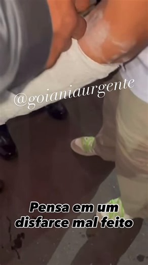 GoiâniaUrgente on Instagram: "Virou o ano no seco Seguranças impediram entrada de garrafa de uísque em festa de som automotivo em Aparecida de Goiânia. O nada esperto foi liberado para entrar, mas sem a bebida. #festa"