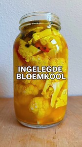 ✨INGELEGDE BLOEMKOOL✨ Welke groente next? 🍠🥑🥝🍆🌶️🫑🥦🍅 Ingrediënten: 1 bloemkool 500ml water 500ml azijn 30g zout 30g suiker 1 el peperkorrels 2 gekneusde knoflooktenen 1 laurierblad 1 rode peper 1 tl kurkuma 5 kardemom 3 steranijs Bereiding: Snijd de bloemkool in kleine stukken en doe deze in een pot van 1,5L samen met de in reepjes gesneden rode peper. Verwarm de overige ingrediënten in een pan tot suiker en zout oplossen. Giet het hete mengsel over de bloemkool tot net onder de rand. Laa