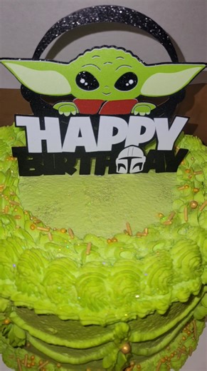 Baby Yoda (Grogu) Birthday Cake 💚 2 layer keto sponge (dyed green) filled with a banana cream filling. Frosted with whipped cream frosting, & dusted with edible glitter Thank you ☺️ | The Frosted Fox