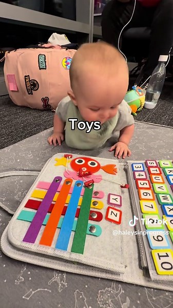 Traveling with a kid? Pack the snacks like your life depends on it. TSA-approved for today’s flight: cut strawberries, apples, blueberries, sliced veggies, homemade blended baby food, store-bought baby pouches, and a tiny 3oz ranch so the veggies actually get eaten. All allowed through security when traveling with a child. ✈️👶🏼🧃 #airport #flyingwithkids #sahmlife #momsoftiktok #familyvacation