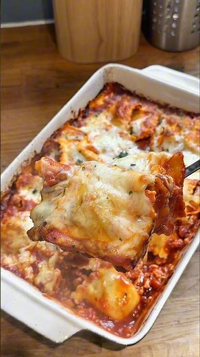 You want to make this baked ravioli for dinner. #pastabake #easyrecipes #ravioli