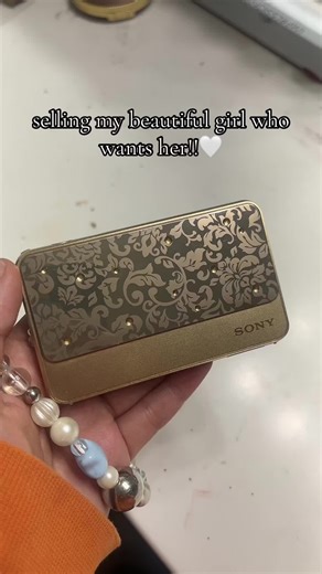 i take bids there is no final price! based in the US dm for serious interest! super rare vintage sony cybershot dsc-t99 14.1 MP 4x perfect condition! depop in bio!🤍 #digitalcamera #sony #cybershot #y2k #gold