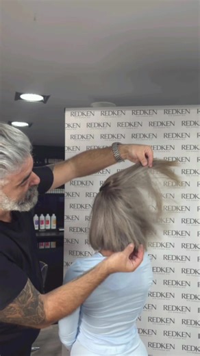 Αλλαγή χρώματος μαλλιών και κούρεμα στο Thalassinos!