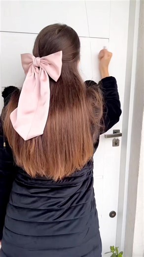 She answering the phone 📱 | Learn English