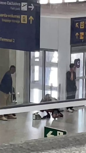 Eu acho curioso que o trabalhador na humildade não pode tocar seu violino ou vender seu kitkat no metrô do Rio de Janeiro Mas essa palhaçada no Aeroporto Tom Jobim pode acontecerMagina que fiscalização vai até a Ilha do Governador dar bailão nuns otário desse