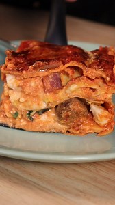Lasagna di Carnevale 🍝 Prima la spesa, poi in cucina. Lasagna di Carnevale (teglia 40×40) Ingredienti 500 g pasta all’uovo oppure 12 sfoglie fresche 2 litri di ragù di pomodoro 500 g ricotta asciutta 500 g fior di latte 300 g salame Napoli 30 polpettine 5 uova sode Parmigiano grattugiato q.b. Sale q.b. Pepe q.b. Basilico fresco q.b. 👨‍🍳 Procedimento Ho preparato un ragù di pomodoro bello ricco, insaporito con cotenne e nervo di manzo, per ottenere tutto il sapore della tradizione. Ho stempera