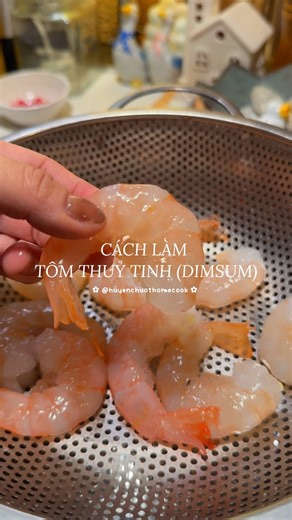 Huyenchuothomecook on Instagram: "Cách làm tôm thuỷ tinh đây cả nhà ơi 🥰 Xin lũi các quán dimsum vì trước khi học cách làm mình bị hoài nghi nhân sinh tưởng tôm giả 🤣nên nhất quyết phải làm bằng được, có ai giống mình khum ạ #huyenchuothomecook #homecooking #comnha #chinesefood #cooking"