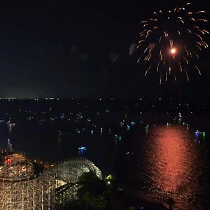 Celebrate New Year’s Eve at Kemah Boardwalk with live music, festive crafts, and a stunning fireworks show over Galveston Bay! 🎆 | Kemah Boardwalk