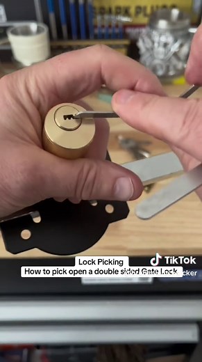 Cómo abrir un candado de doble cara para puerta