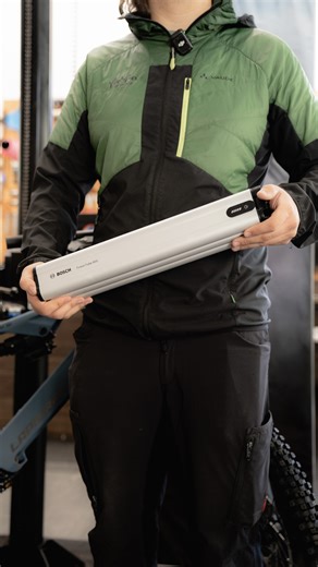 E-Bike Akku richtig laden & lagern im Winter ❄️🔋 Damit dein E-Bike im Frühjahr ohne Überraschungen startet, solltest du den Akku über den Winter richtig behandeln. Heute zeigen wir dir kurz und einfach, worauf’s ankommt. So bleibt dein Akku geschützt und du bist im Frühling direkt wieder ready to ride. 🤝🏼 #feelfreebikecenter #bikecenterötztal #bikecenter #ötztal #ebike #ebikeakku #akkutipps #tipps | Bike Center Ötztal