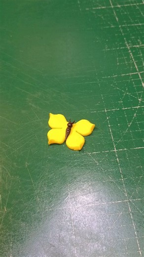 How to make fondant mini butterfly / butterfly cake / cake topper . . Hi this is a fondant mini butterfly making tutorial . . #butterfly #yellow #fondant #cake #topper #butterflycake #yellowbutterfly #caketopper #fondantcake #fondanttoppers #ajay_kumar0321 Ajåy Kumar | Ajåy Kumar