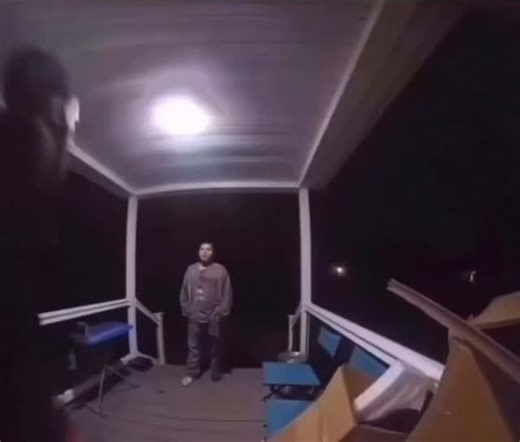 @e1pk on Instagram: "Follow @deepdarkfeed To Watch The Full Aftermath ... 荷兰利用动能路面将车辆通行转化为电能。这些路面嵌入压电晶体和感应线圈，捕捉来自汽车、自行车轮胎的振动和压力。当车辆驶过时，重量和速度会对路面产生动态载荷。路面会微幅变形，从而引发机械应力。内置的压电材料将这种应力转化为电能，同时电磁感应捕捉滚动动能。每辆车通过时产生微量电荷，而高速公路上数万车辆累积就能生成足够电力驱动路灯、交通信号和充电站。在鹿特丹港附近的高流量路段，每天约有 5 万辆车为系统贡献能量。这些电能可储存于电池或实时并网，减少化石燃料依赖，并推动智能交通基础设施。这种技术将日常交通转化为可靠的可再生能源 #荷兰 #知识 #事实 #你知道吗 #推荐 #科技 #创新 #能源 #可持续 #实验 #热门"