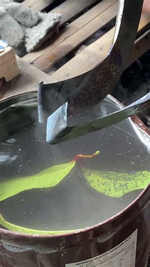 the process of plating rubber tapping blades using water as a medium#blacksmith #handmade #iron