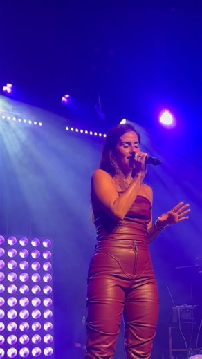 Zum Abschluss ihres Album-Releasekonzertes gab es von @sarellax3 natürlich ihren Song „Starke Mädchen“ ❤️💪 Und liebe Sarah, du bist so ein starkes Mädchen bzw. eine starke Frau und vielen Mädels gibt dieser Song Mut und Kraft, niemals aufzugeben und zu kämpfen, so wie du es getan hast und immer noch tust! Bleib so wie du bist und lass dich nicht verbiegen! 🙌❤️ Deine wahren Fans werden immer hinter dir stehen! 💪❤️ | Sarah Musik