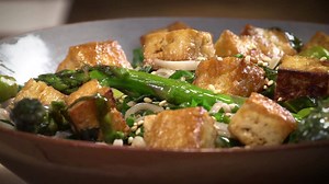 542 reactions · 149 shares | This healthy dish is simple to make and packed with fresh, delicious flavours. Spring greens, asparagus and edamame beans are combined with golden wok-fried tofu and warm, tender noodles. Sprinkle with toasted sesame seeds for a light yet satisfying meal! | Cauldron Foods | Facebook