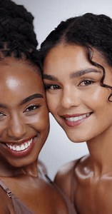 Mujeres, rostro y belleza con risas en estudio con tratamiento facial, diversidad o piel brillante. Amigos, modelo y retrato con maqueta para cosméticos, dermatología y soporte sobre fondo blanco