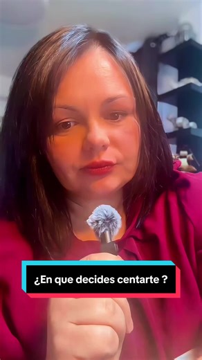 🎥 “¿En qué decides centrarte… y qué decides soltar para proteger tu energía?” 📝 “Si todo es importante, nada lo es. Y si lo haces todo, no te queda energía para lo que importa de verdad.” “Hoy te invito a hacer un acto de poder suave: Decidir en qué sí vas a centrar tu energía, y qué no vas a cargar más.” 💡 RITUAL DE FOCO CONSCIENTE 📓 Abre tu cuaderno y escribe: 1️⃣ HOY ELIJO ENFOCARME EN: (Ej: cuidarme, dar un paso, avanzar en mi proyecto, respirar mejor) 2️⃣ HOY SUELTO LA ENERGÍA DE: (Ej: 