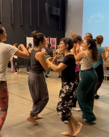 Diana Sofía on Instagram: "Seguimos tejiendo, respirando, danzando y compartiendo el Movimiento Anfibio en Medellín. Esta vez la invitación es a volvernos a encontrar en colectivo, recordándonos huevo, larva, renacuajo y anfibio. Permitiéndole al cuerpo experimentar y explorar sus senti-pensares, sus contradicciones y complementos, sus estados acuáticos y terrestres 🌀 Danza contemporánea, respiración de renacimiento y baile cantao de la depresión momposina. Nos vemos en @colectivo_cinco2