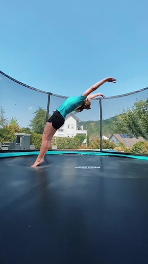 Auf einmal ist der Boden unter den Händen verschwunden 😶#merlegymnastics #trampoline #pool #trasition #flickflack #salto #flipping #turnen #gymnastics