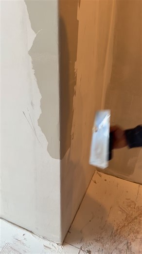 4K views · 33 reactions | How to plaster outside corners  Always an additional coat on outside corners feathering them smooth with the trowel. All about hand pressure. Clay plaster application is about finesse 﫡 #venetianplaster #decorativeplaster #moroccanclay #clayplaster | Reed Painting | Facebook
